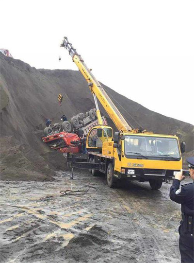 万山特区上犹道路救援